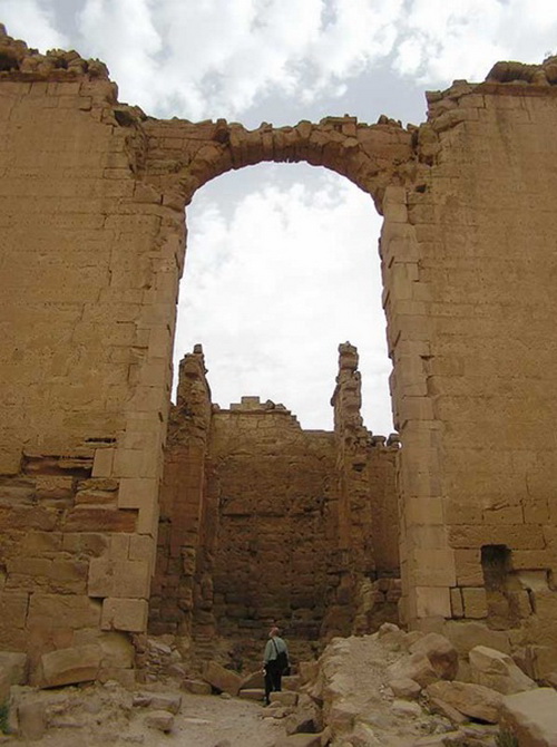Arch in the Qasr al-Bint faсade